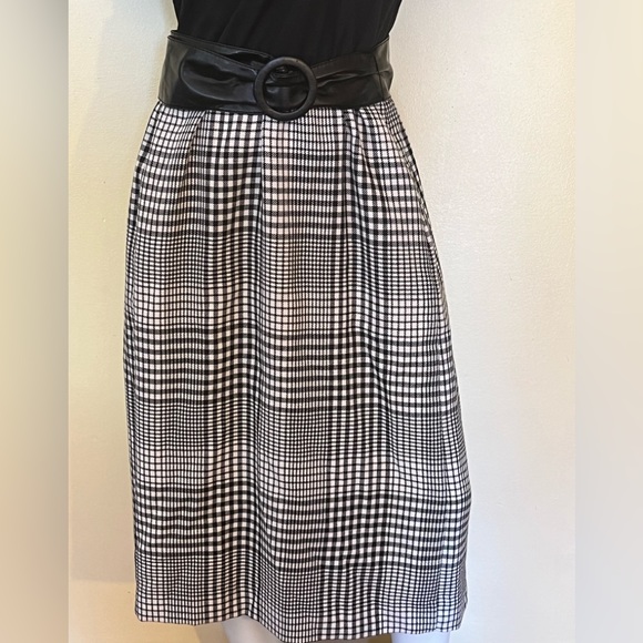 Serbin short sleeve black & white houndstooth print dress with matching jacket. - Picture 5 of 11